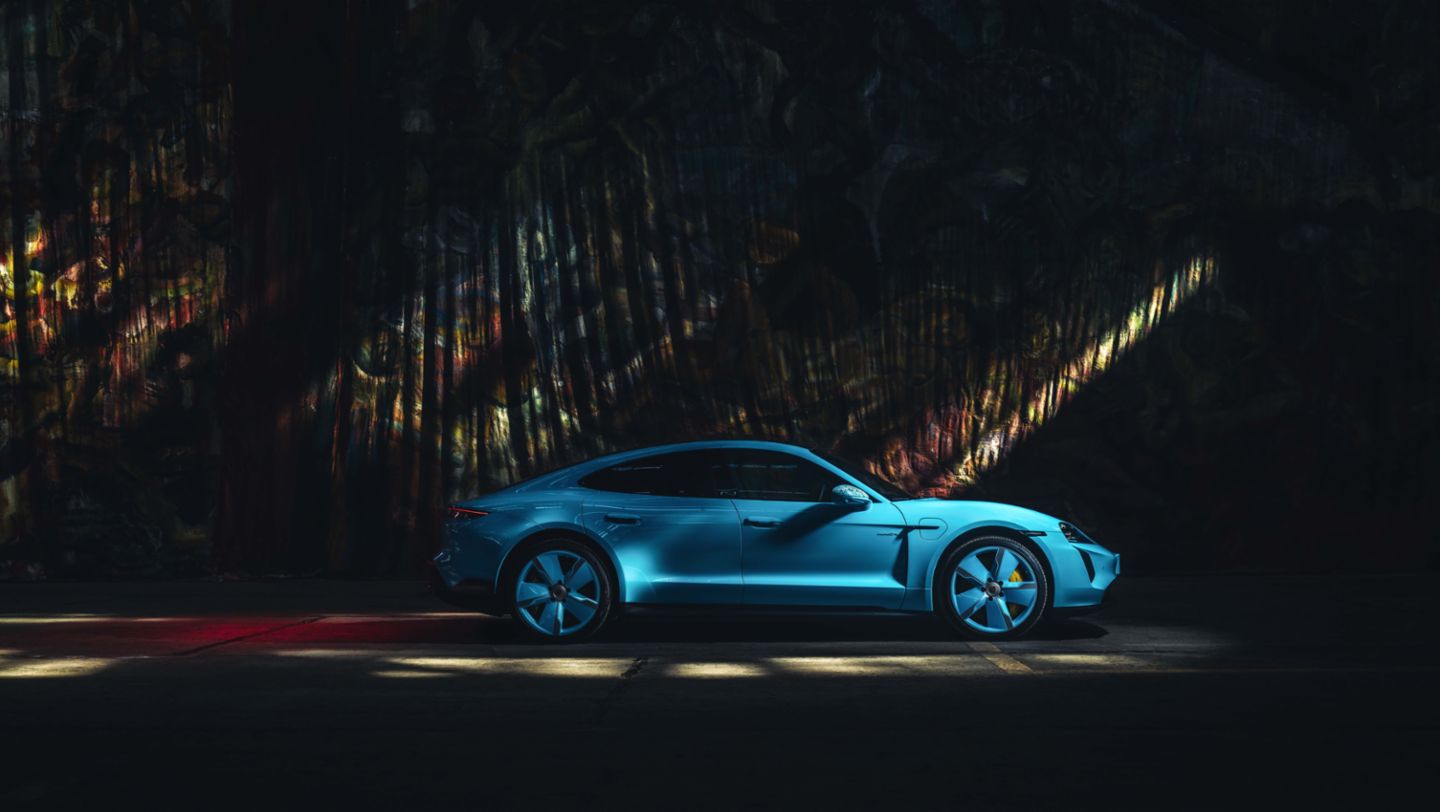 艺术家丁乙用画作为Taycan Turbo S 赋予个性魅力- Porsche Newsroom CHN